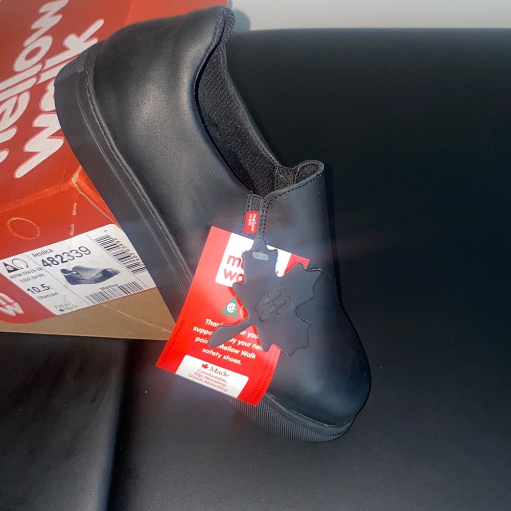Steel toe fashionable work or walk shoes. In leather size 10.5 black in color.